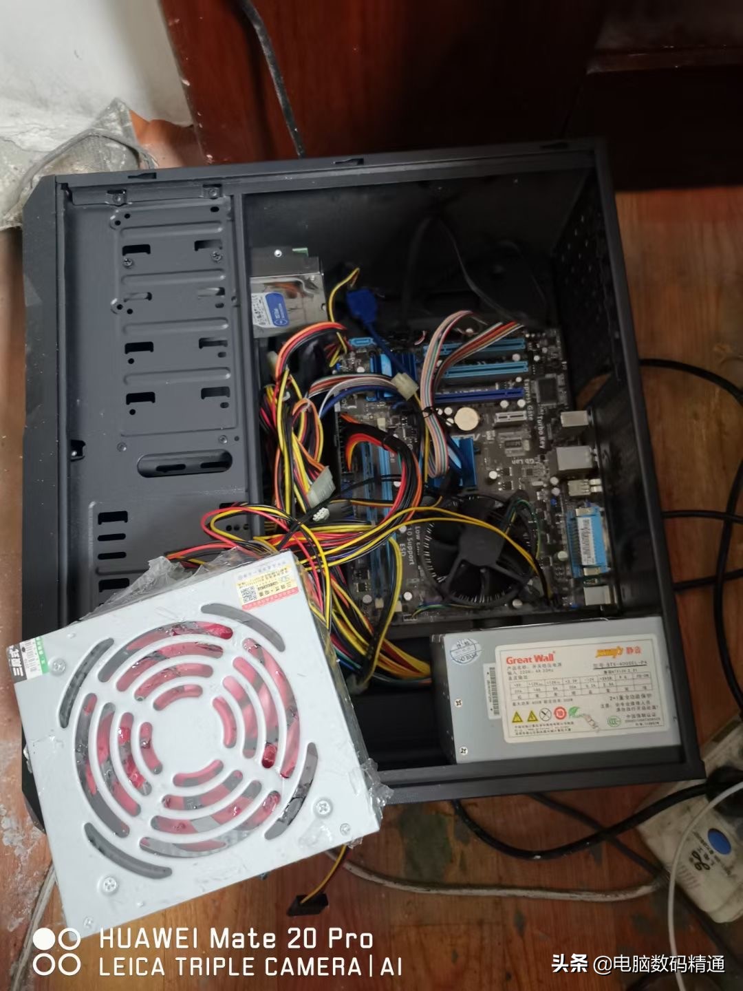 電腦打開主機就吱吱的響