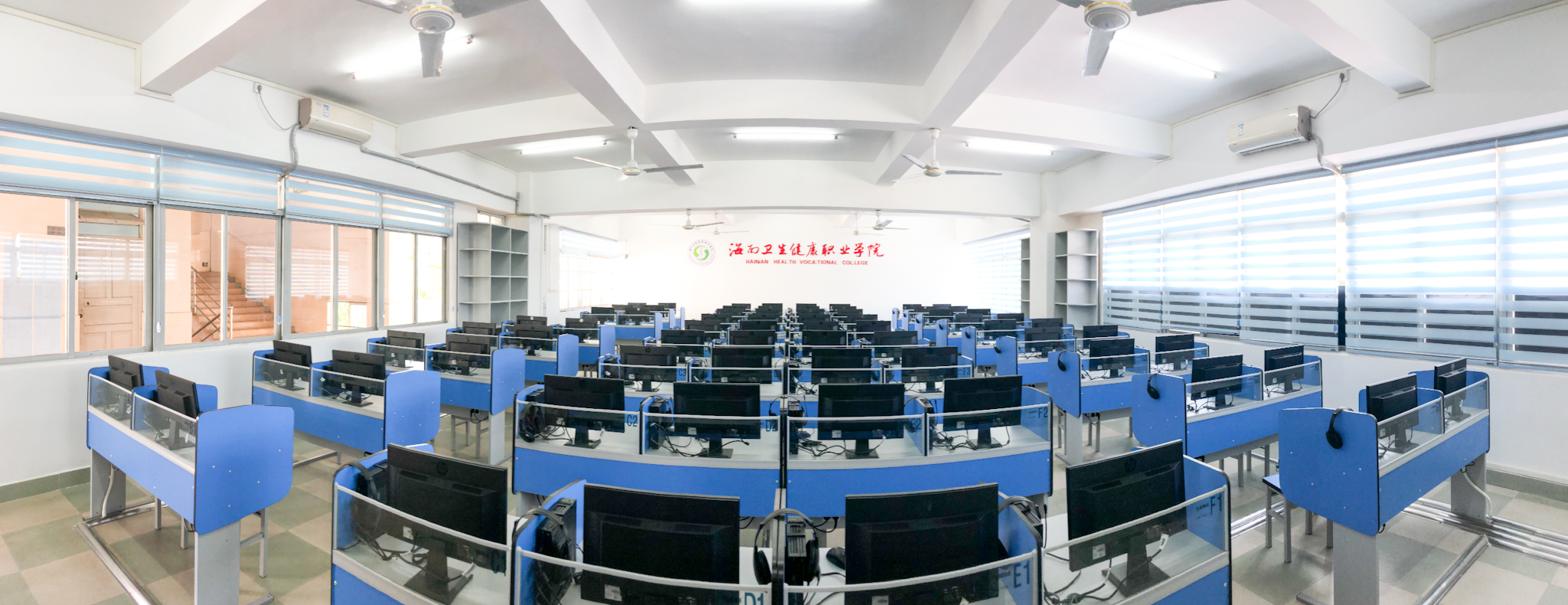 深職院計算機機房怎么樣