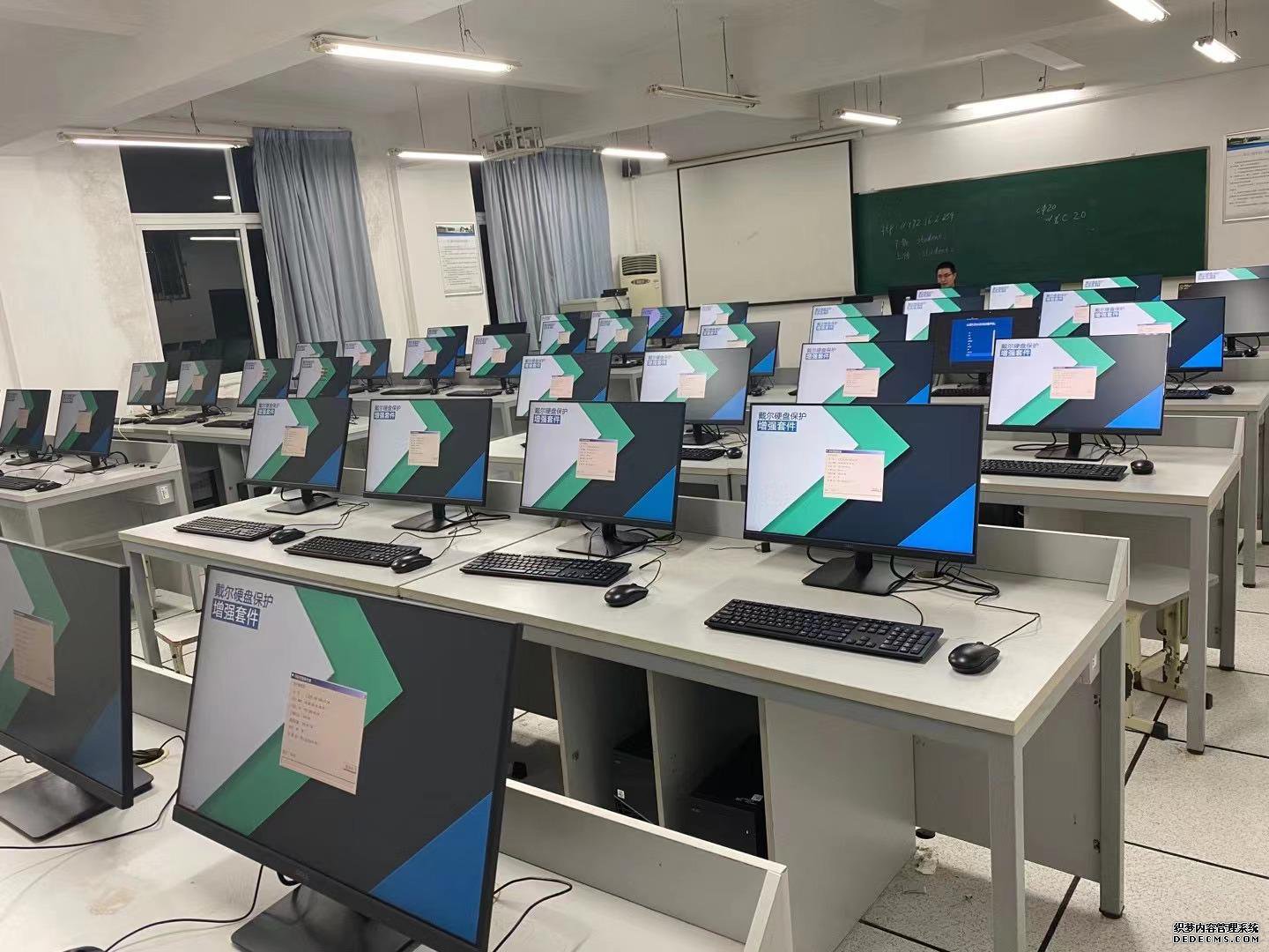 深職院計算機機房怎么樣