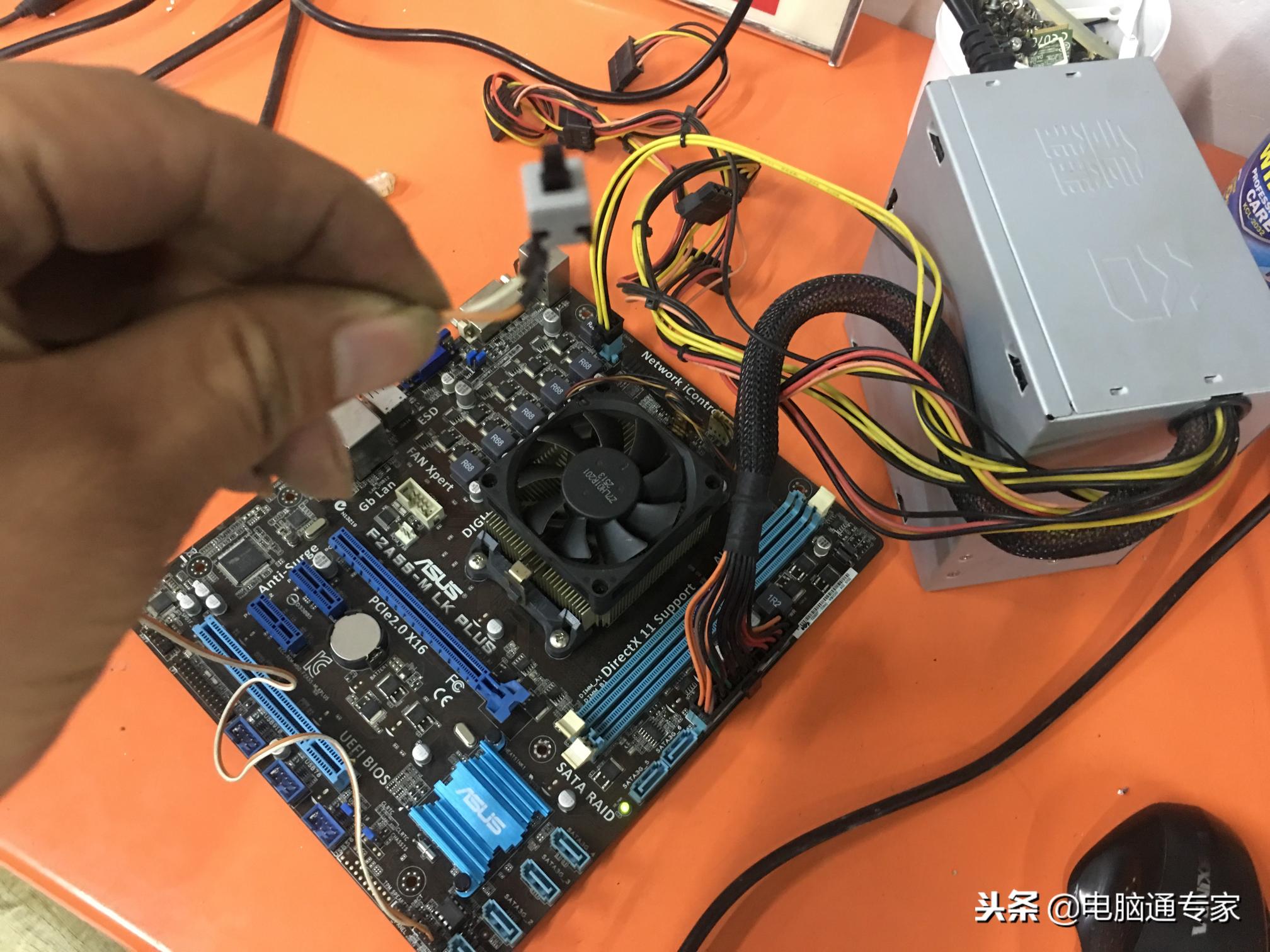 主機風(fēng)扇線接電源線
