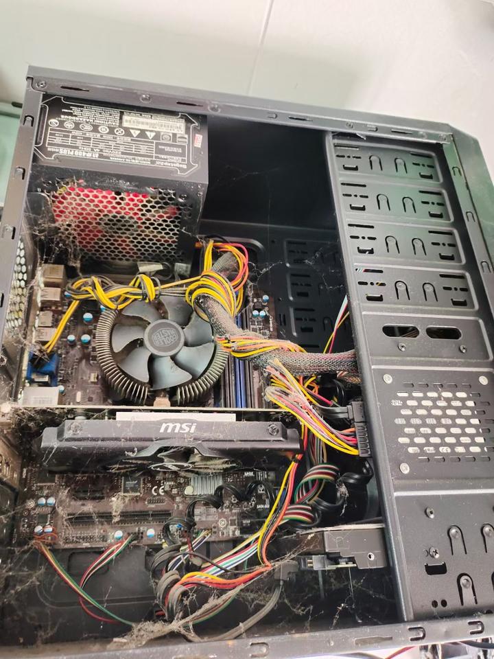 電腦打開主機就吱吱的響