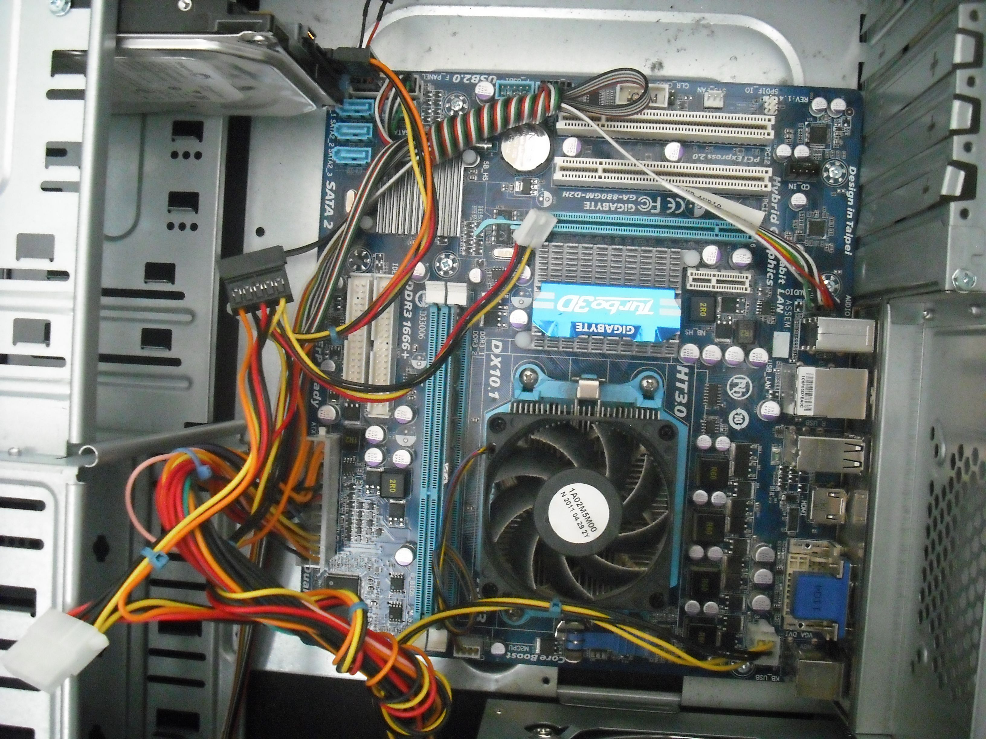 電腦主機后線路組裝