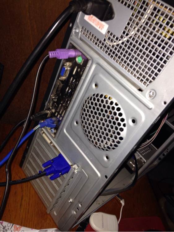 電腦主機后面進了點水